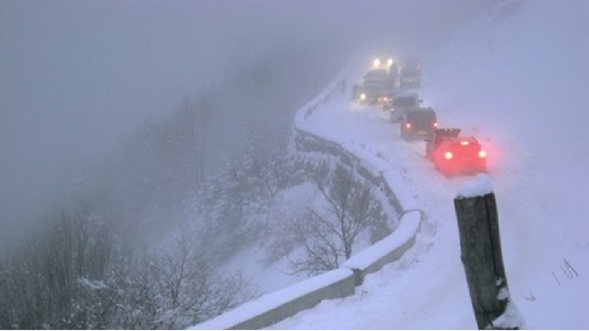 В оккупированном Крыму из-за снегопада дорогу на Ай-Петри перекрыли в обе стороны